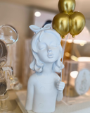Menina com Balão Dourado - Escultura em Resina Branca