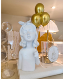Menina com Balão Dourado - Escultura em Resina Branca
