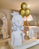 Menina com Balão Dourado - Escultura em Resina Branca