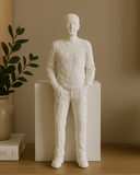 Escultura pessoa em poliserina - 27 cm